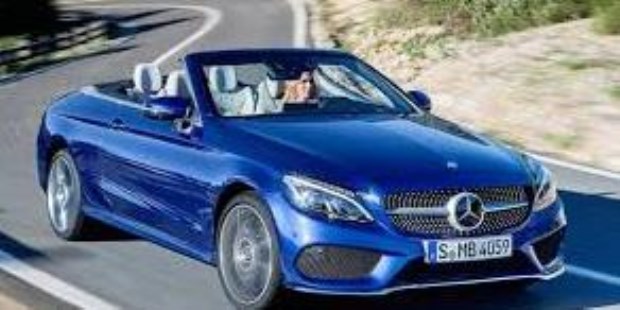 Un descapotable de lujo llegó al país