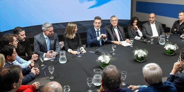 Sergio Massa recibió a la cúpula del PJ en sus oficinas del barrio de Retiro.­