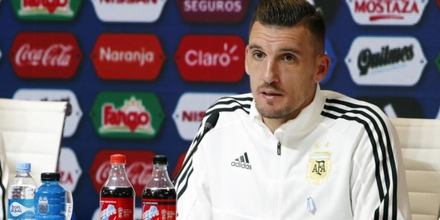 Armani se habría quedado con el duelo por el arco.