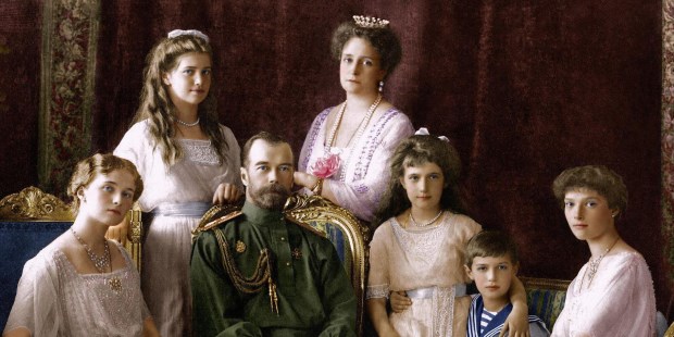 Kasanzew examina la evolución del concepto y se detiene en el cariño que se profesaron el Zar Nicolás II y su esposa.