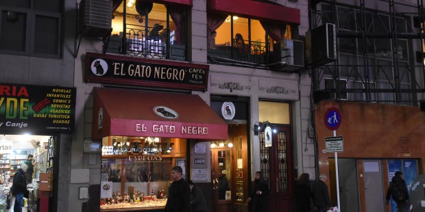 El Gato Negro, todo un símbolo en la avenida Corrientes. Foto: Gustavo Carabajal
