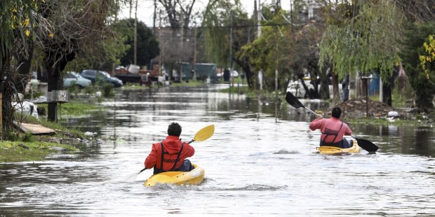 Tras las tormentas, los vecinos de Quilmes continuaban con el agua dentro de sus viviendas pero se negaban a abandonarlas.­