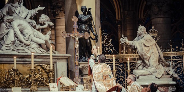 Lo primero que salta a la vista en la antigua liturgia romana es el sentido de lo sagrado y su teocentrismo.