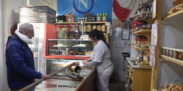 En la panadería de San Cristóbal se elaboran los panes como en los tiempos de antaño.