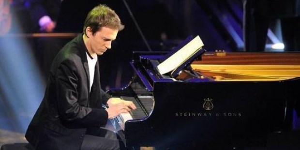 Un filme del pianista tocando en una casona abandonada precedió a su actuación en vivo en el Coliseo.
