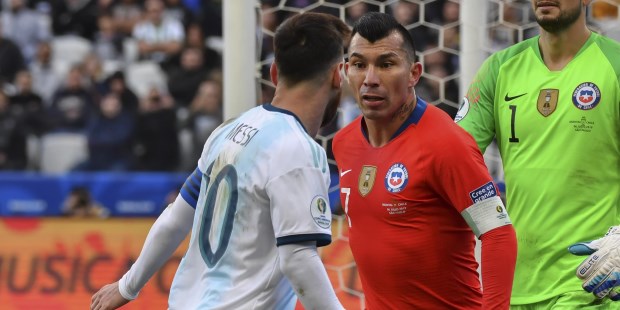 La polémica final: el entrevero entre Gary Medel y Lionel Messi.
