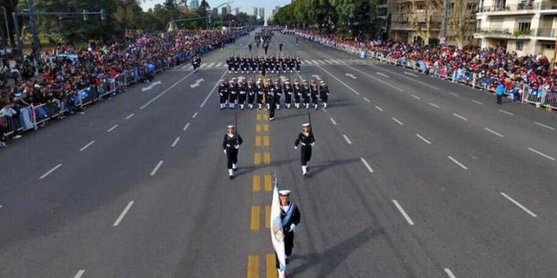 El desfile que dio lugar a un puñado de gestos vergonzosos