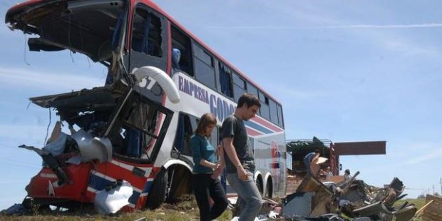 A causa del siniestro, murieron doce personas, incluyendo nueve estudiantes y una docente.­