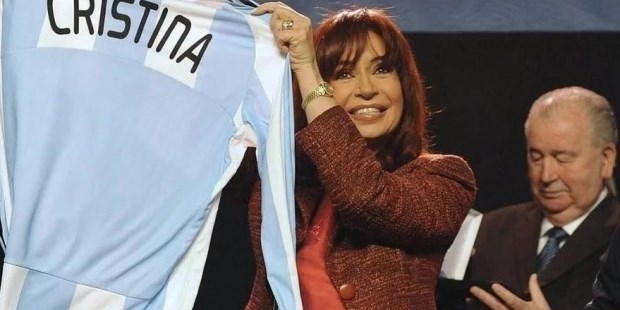 Cristina Kirchner y Julio Grondona, el día de la firma del contrato entre el Estado y la AFA. ARCHIVO.