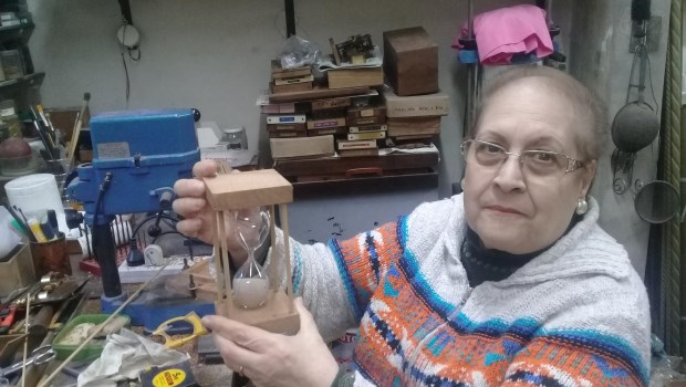 Antonieta en el taller fabricando un reloj de arena.