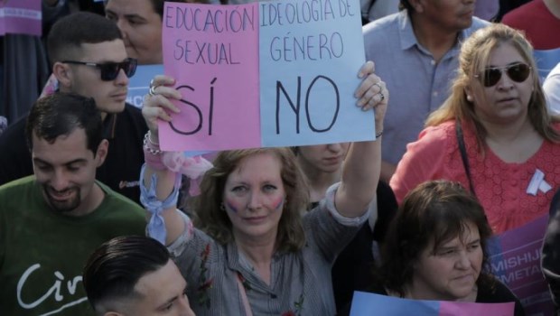 Al final: ¿se va a poder decir mamá y papá en la escuela? 