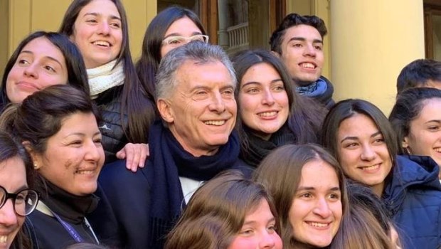 "Necesitamos juntar más votos porque no nos alcanzó", le dijo Macri a estudiantes