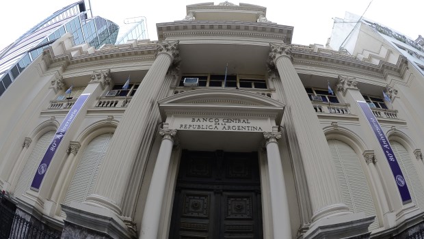 Un apretón del Central hizo caer el dólar