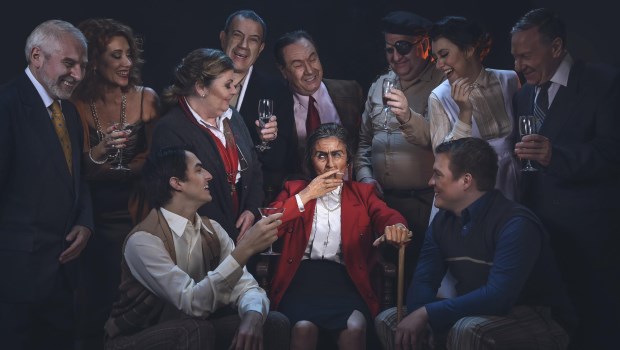 Marina Munilla consigue una notable composición del personaje, rodeada por un elenco homogéneo.