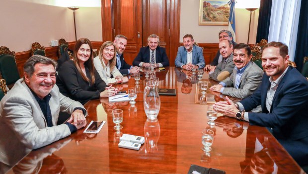 El candidato a presidente del Frente de Todos se entrevistó en el Senado con el presidente del bloque PJ, Carlos Caserio.­