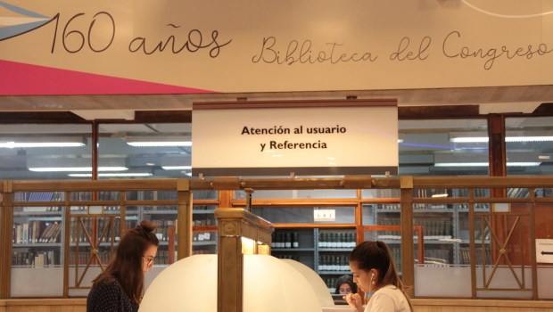 Uno de los renovados edificios de la Biblioteca con su espacio cultural sobre la calle Alsina.