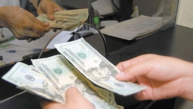 El dólar bajó 42 centavos y cerró a $58,061 promedio por las ventas del BCRA