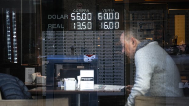 Pocas operaciones en torno al dólar
