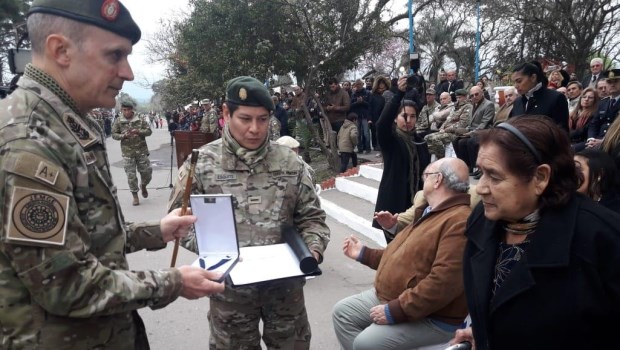 Durante el acto, Pasqualini entregó la distinción "Orden a los Servicios Distinguidos".