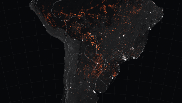 Imagen satelital de la región afectada en abril de 2008 donde puede observarse la nube de humo cubriendo el Delta y toda la región nornordeste de la Provincia de Buenos Aires, incluyendo a las ciudades de Buenos Aires y La Plata y el sudeste de Uruguay. En rojo se señalan los focos de incendio. Gentileza NASA MODIS