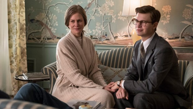 El sufrido Theo (Ansel Elgort) y la madre del clan que lo adoptó (Nicole Kidman).
