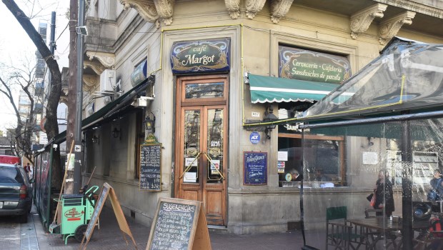 El café Margot, un símbolo porteño ubicado en la esquina de Boedo y el pasaje San Ignacio. Foto: Gustavo Carabajal