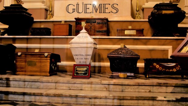 Desde 1918, el cuerpo de Güemes es venerado en el Panteón de las Glorias del Norte, en la Catedral de Salta. Gentileza: Cristina Castillo.
