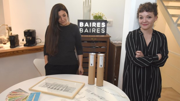 Las hermanas María Jesús y María del Socorro Baires rescatan el patrimonio arquitectónico porteño en postales y láminas. Foto: Gustavo Carabajal