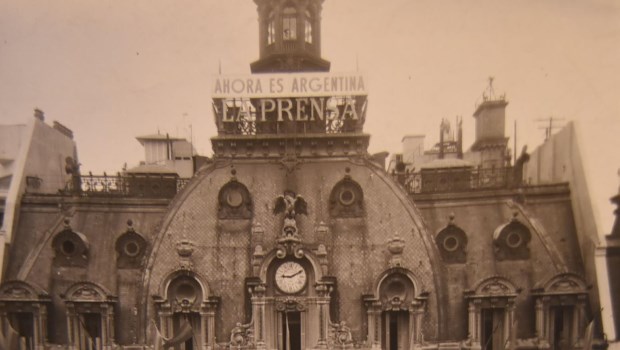 Entre 1951 y 1955, el gobierno peronista bajó "La Farola" del edificio de La Prensa de Plaza de Mayo y en su lugar colocó un cartel con la leyenda: "Ahora es argentina".