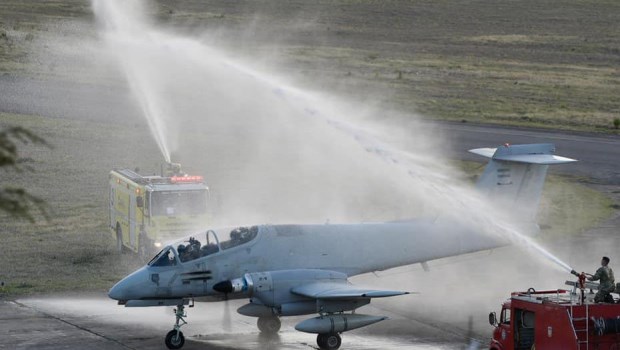 Uno de los momentos más emotivos fue cuando las aeronaves rodaban hacia plataforma, oportunidad en la que el personal del servicio contraincendios ejecutó la tradicional ceremonia de despedida lanzando agua hacia las mismas con el camión hidrante.