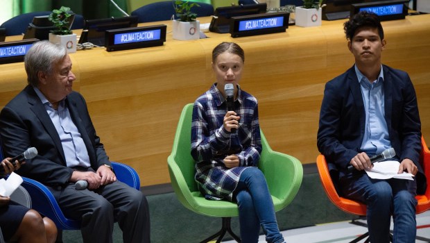 Bruno Rodríguez junto a a la activista ambiental Greta Thunberg y el Secretario General de la ONU, Antonio Gutierres, durante la primera Cumbre de Acción Climática de la Juventud. El evento fue acompañado por marchas con jóvenes en todo el mundo.