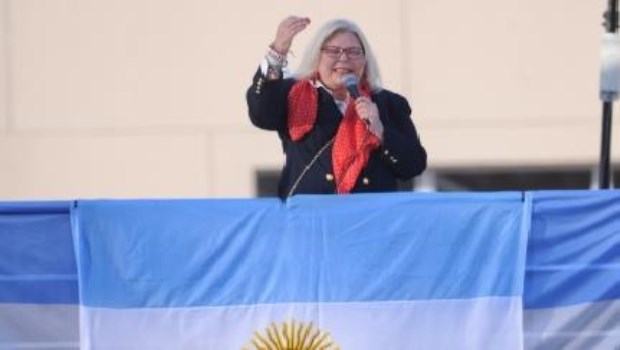 Carrió llamó a "ser muy duros en la defensa de la República"