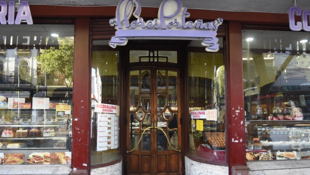 La puerta vaivén invita a pasar y encontrarse con las exquisiteces de la antigua panadería. Foto: Gustavo Carabajal