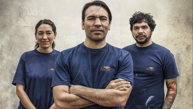 Nada de lo que aparece contado en escena por los hermanos Vega suena caprichoso o intrascendente. Cada elemento ha sido pulido y deglutido por ellos.