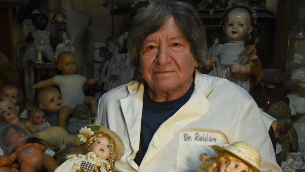 Julio Roldán en su taller del barrio de Boedo, donde tiene más de 300 muñecas.