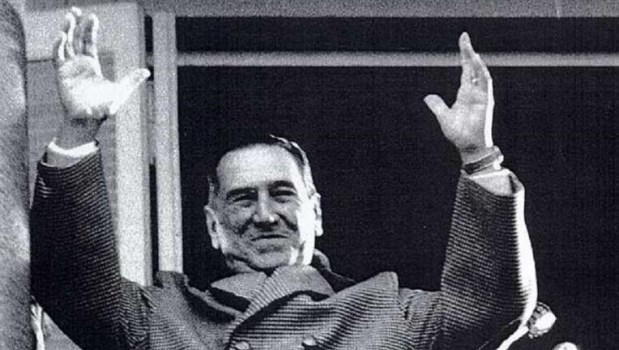 Perón, liberado por la acción de Evita y de Cipriano Reyes, se presentó en los balcones de la Casa Rosada al lado de Farrell.