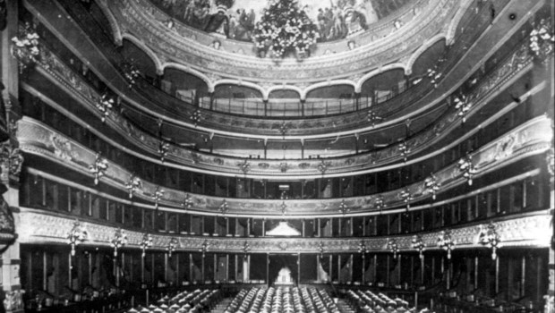 En la entonces Corrientes angosta, la inauguración del Teatro de la Opera, en 1872, aportó un fin de siglo de estrenos y rivalidad con el viejo Colón.