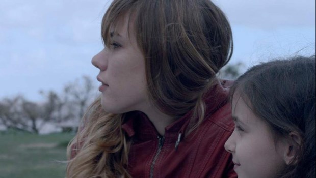 Madre de tres hijos, Lola (Sofía Brito) empieza a revisar su vida ante la desaparición de Rosita, la menor.