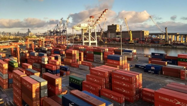 Trump comenzó a aplicar el nuevo arancel generalizado del 10% a las importaciones.