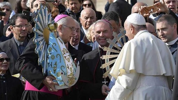 Ante el Papa, el Reino Unido restituyó una imagen de la Virgen de Luján que estuvo en Malvinas