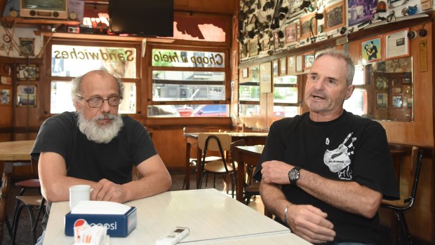 Gustavo y Horacio mantienen vivo el espíritu de los bares de antaño en el bar Olimpo. Fotos: Gustavo Carabajal