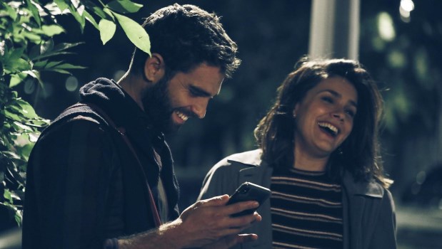 Rostros conocidos de la televisión en un filme ideal para jóvenes.