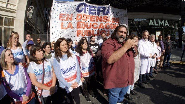 Los gremios docentes protestaron frente a la Casa de Chubut en Buenos Aires