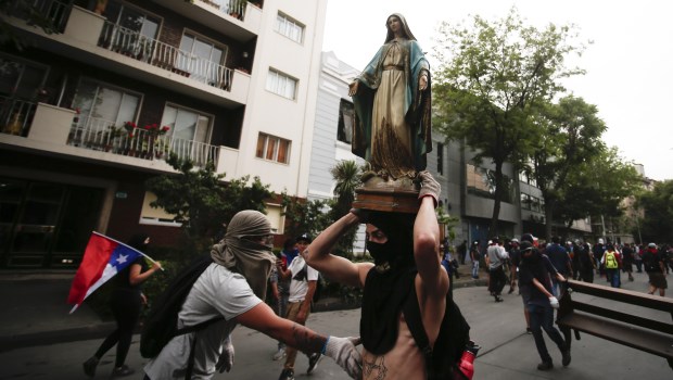 Manifestantes destruyeron objetos religiosas de la Parroquia de La Asunción, en Santiago.