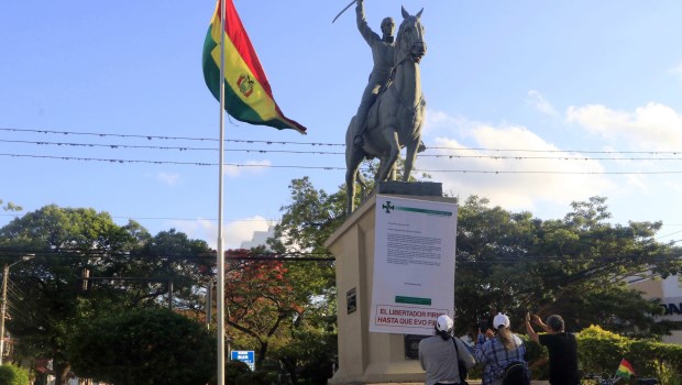 Son 20 líneas que se han convertido en el símbolo del deseo de cientos de miles de bolivianos que se manifiestan de día y de noche, en las urbes, en las provincias, en las cinco fronteras contra el Movimiento al Socialismo (MAS) que gobierna desde 2006.