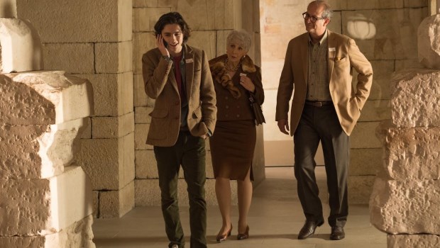 Timothée Chalamet (izq.) es el contrariado Gatsby en esta comedia de las equivocaciones.