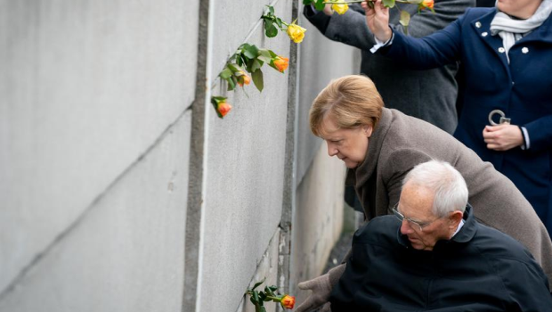 El mundo conmemoró el pasado sábado 9 la caída de aquella atrocidad llamada "Cortina de Hierro". La canciller Angela Merkel coloca una flor durante uno de los actos.
