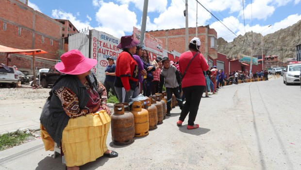 Esperando por una garrafa en La Paz.