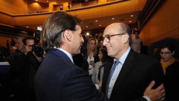 Elecciones en Uruguay: Lacalle Pou tenía una pequeña ventaja pero se posterga la definición