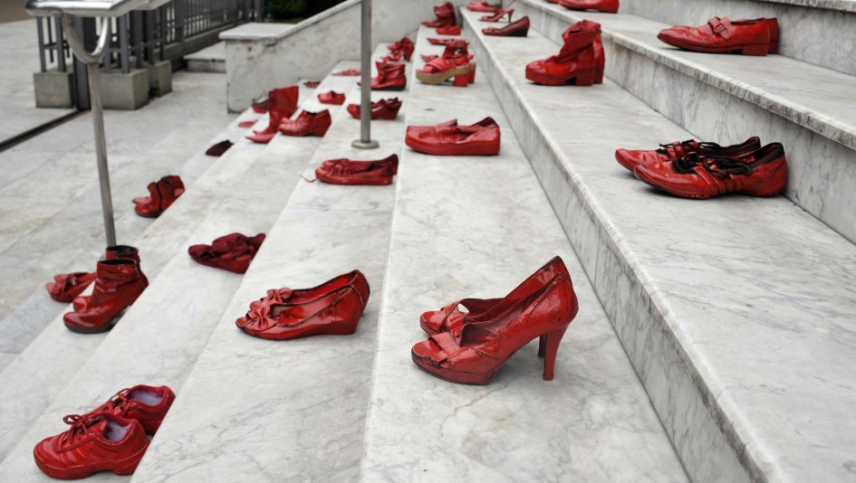 En el Día Internacional de la Eliminación de la Violencia contra la Mujer,  intervienen con zapatos rojos las escaleras de la Corte platense -  Actualidad | Diario La Prensa